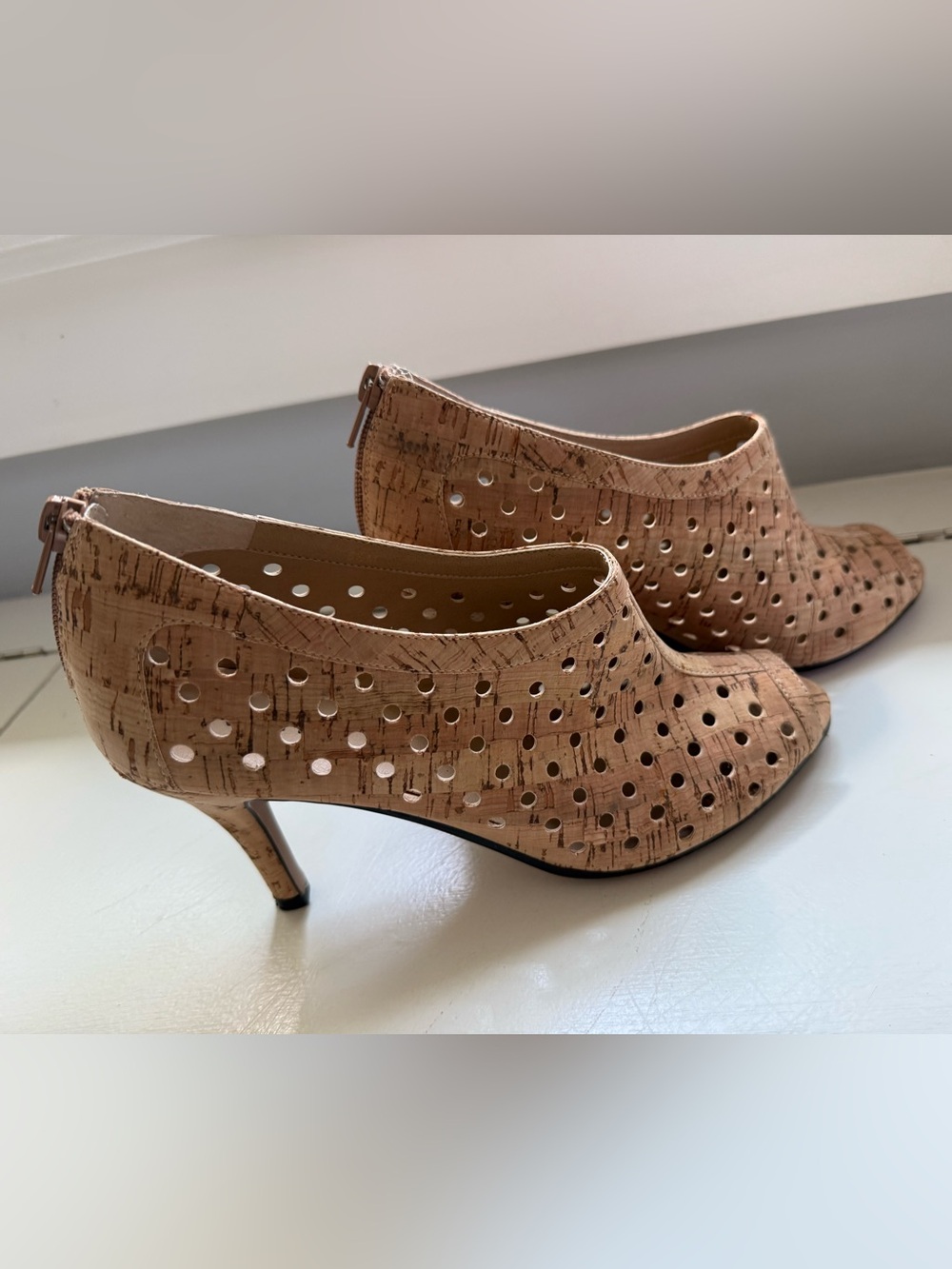 Van Eli Cork-Textured Perforated Peep-Toe HeelsTan Size 8.5 excellent condition